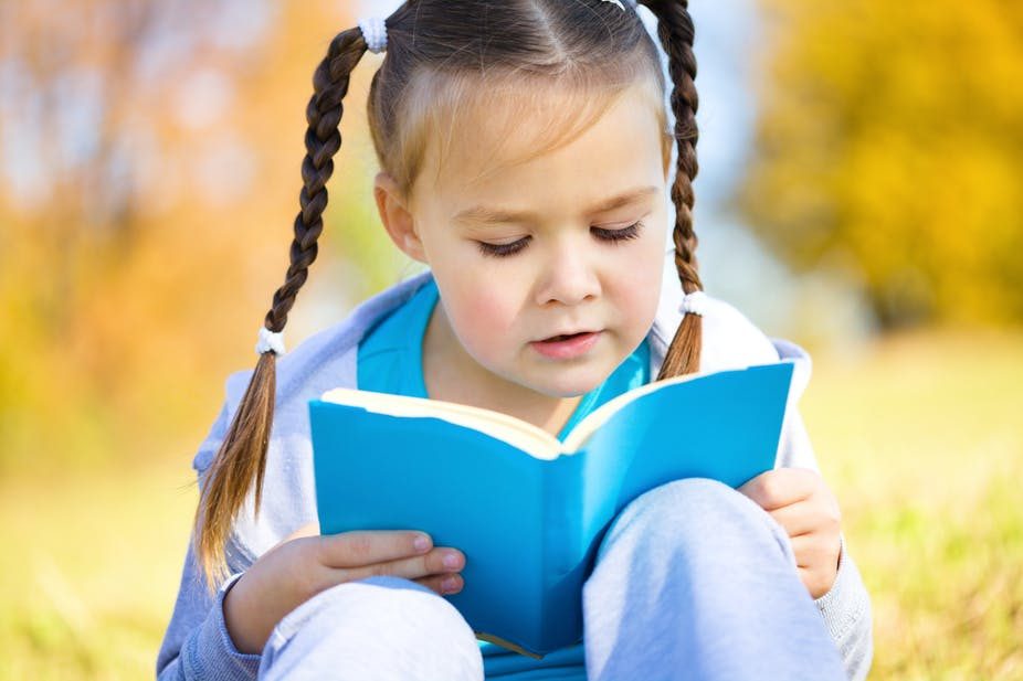 A qué edad debe aprender a leer y escribir un niño