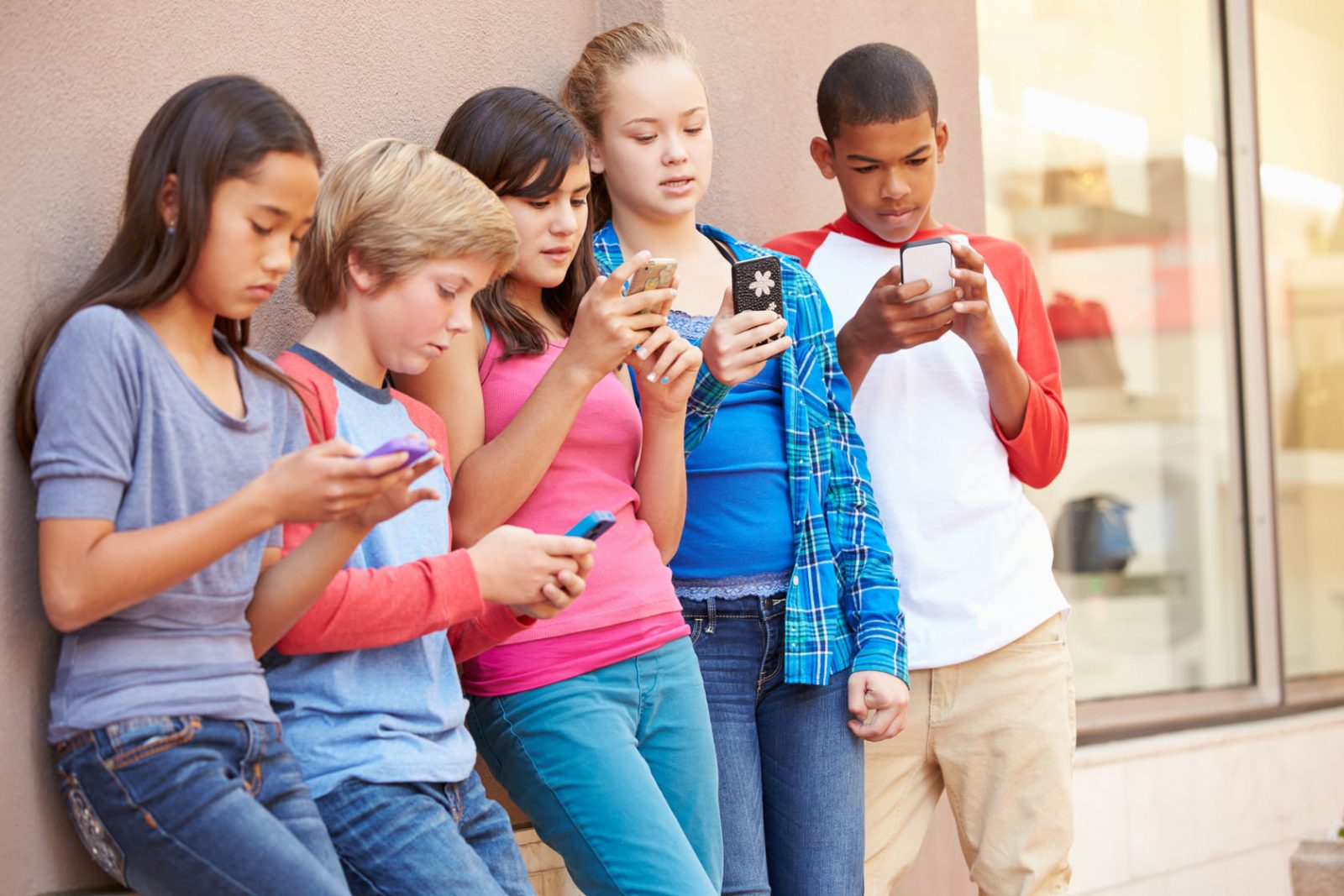 Los niños y los móviles, riesgos y consecuencias 