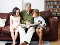 Abuelo leyendo con sus nietas
