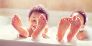 Consejos básicos para evitar accidentes infantiles en los baños
