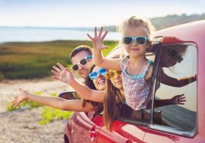 Cómo entretener a los niños en un viaje largo en coche