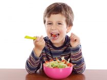 Niño comiendo ensalada